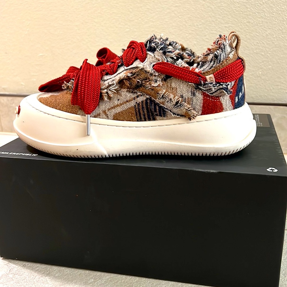 New without tags. Gifted to me, never worn before. Size 39 in Asian footwear. - Picture 4 of 5